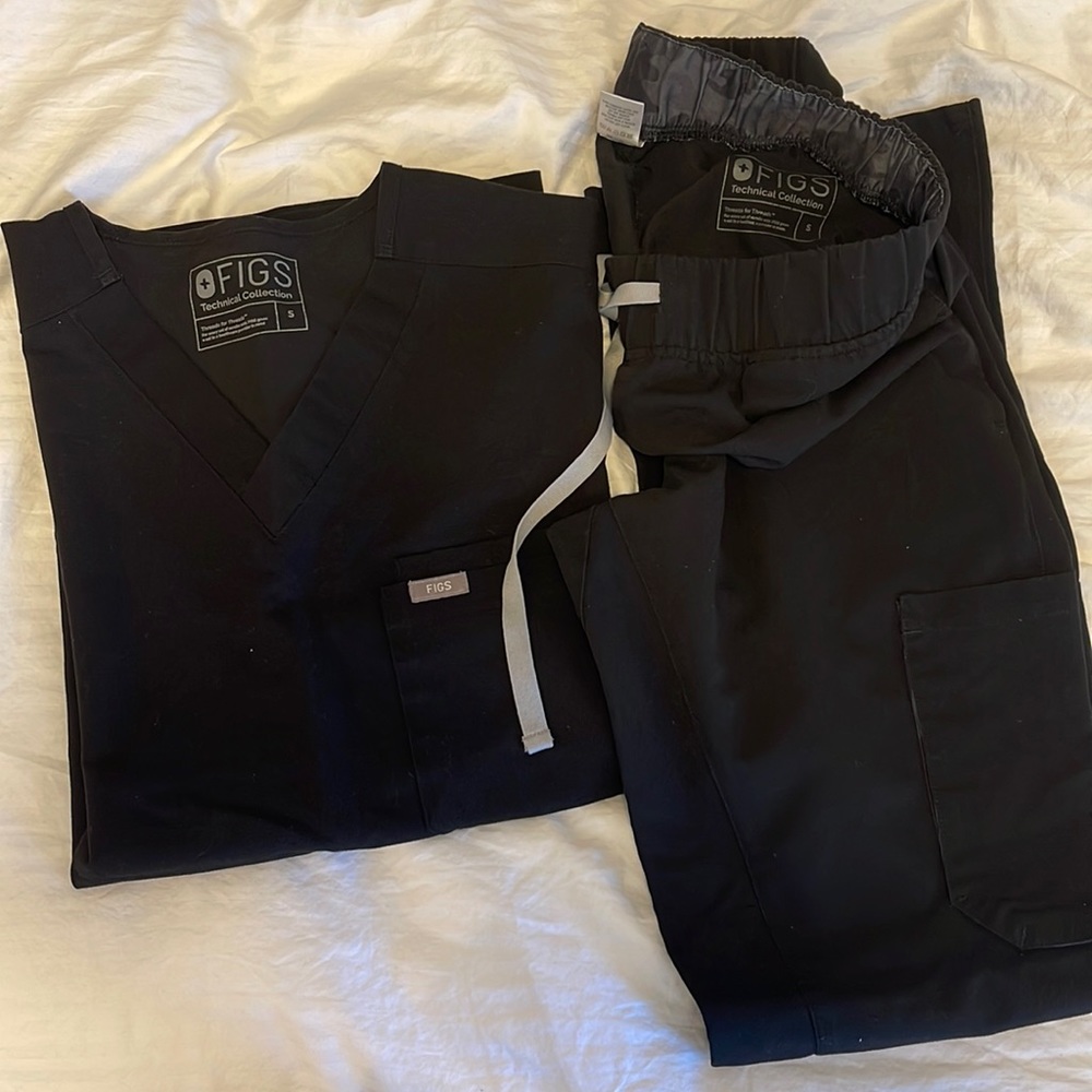 FIGS Black Scrub set
